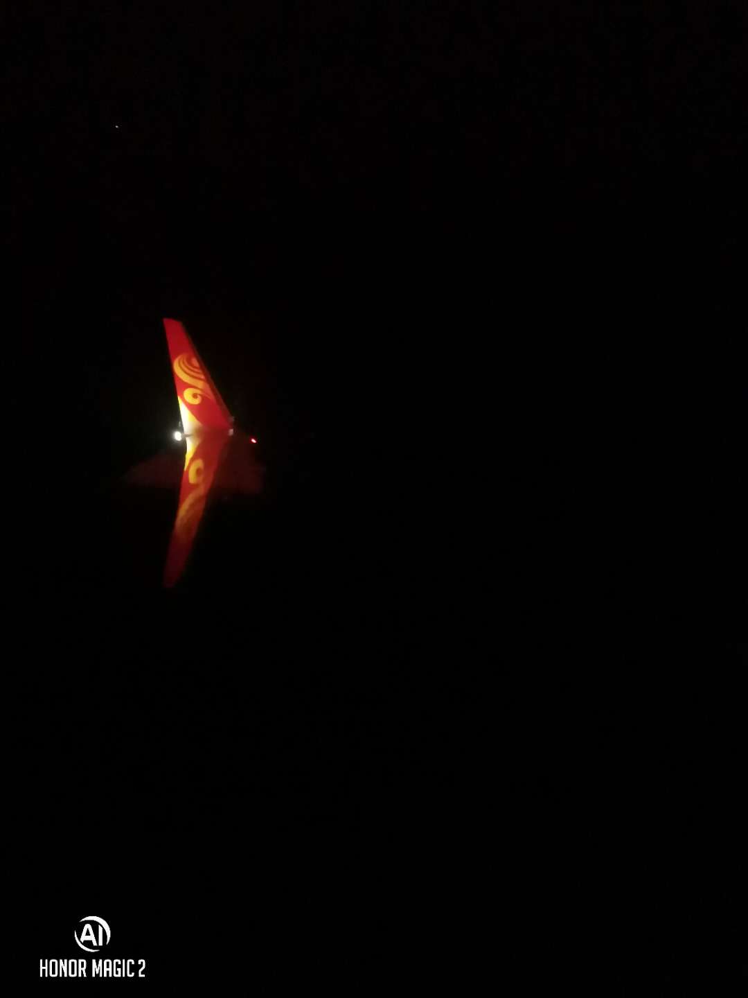 追寻旅行的意义-晚上回来的时候拍摄的机翼那闪烁的灯光